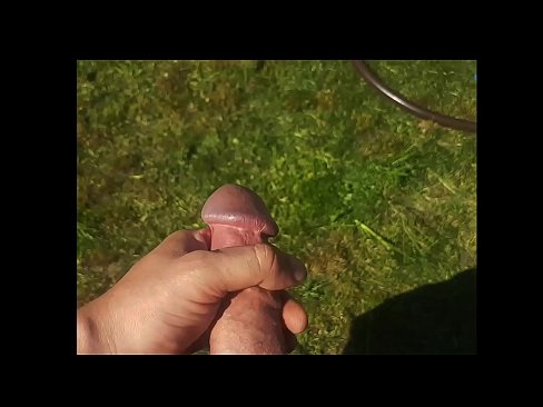 ❤️ Hottie se deja follar el coño rosa y se corre con un chorro en un jardín de verano Video de sexo en es.sex00.top ❌️