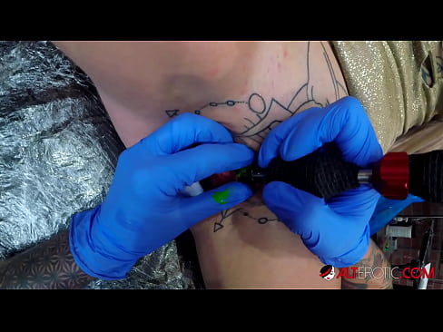 ❤️ Extremadamente tatuado hottie Sully Savage consiguió un tatuaje en su clítoris Video de sexo en es.sex00.top ❌️